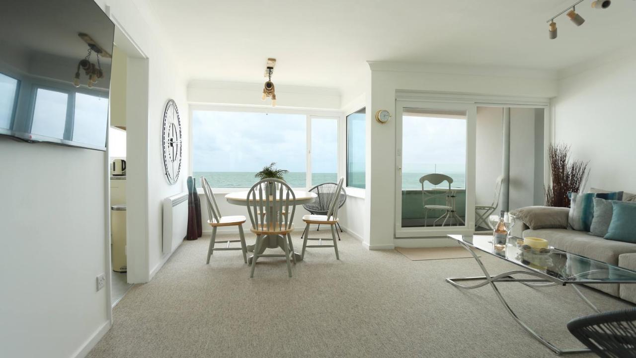 Tides - Beach Front Apartment In Bracklesham Bay Чичестер Экстерьер фото