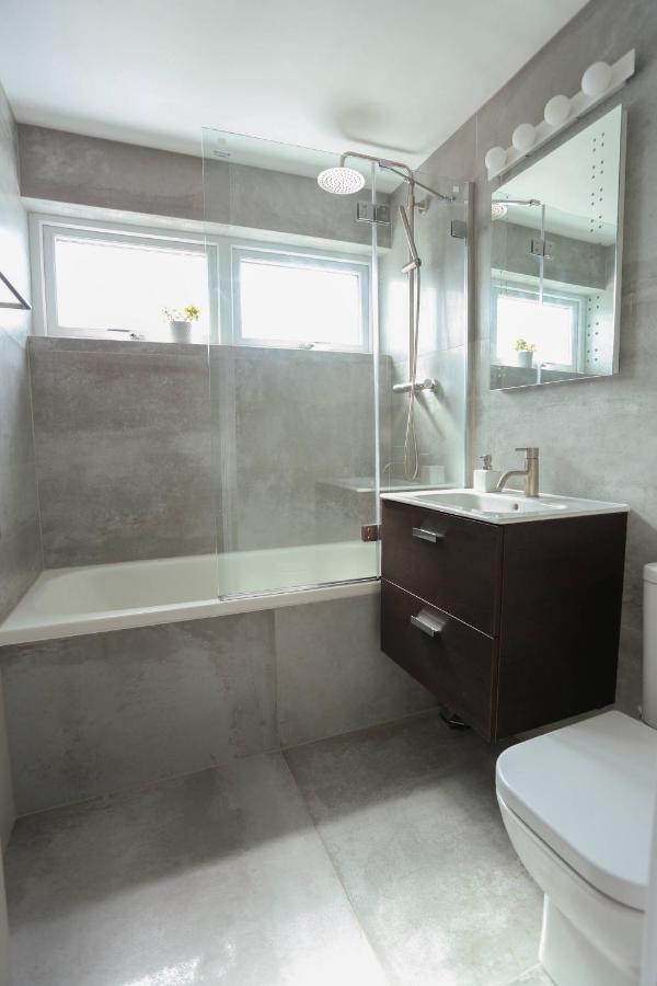Tides - Beach Front Apartment In Bracklesham Bay Чичестер Экстерьер фото