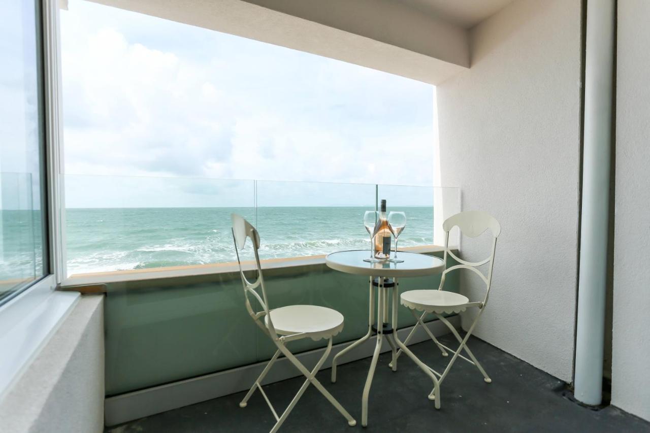 Tides - Beach Front Apartment In Bracklesham Bay Чичестер Экстерьер фото