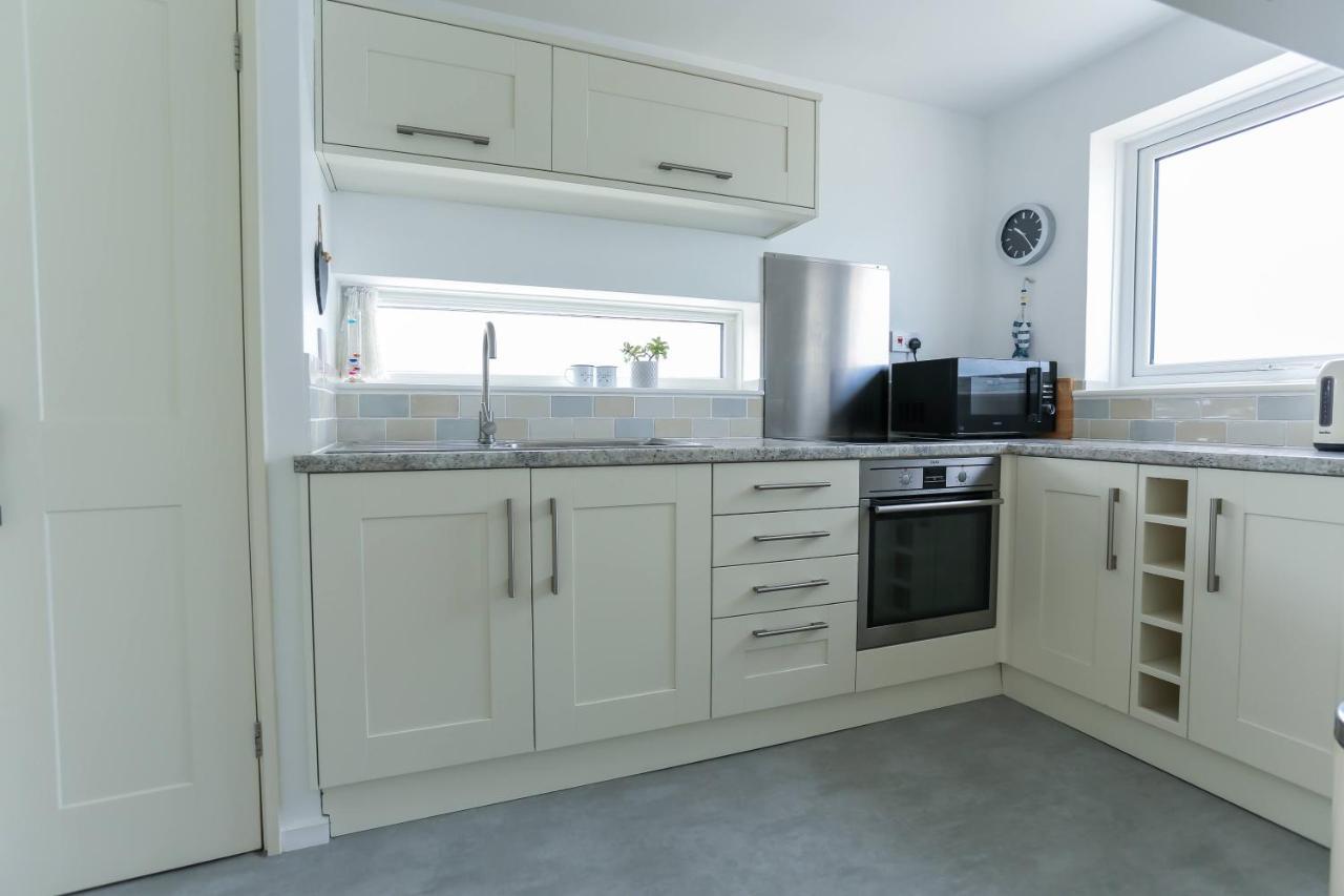 Tides - Beach Front Apartment In Bracklesham Bay Чичестер Экстерьер фото