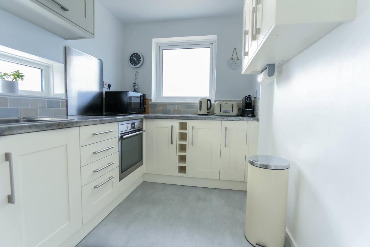 Tides - Beach Front Apartment In Bracklesham Bay Чичестер Экстерьер фото