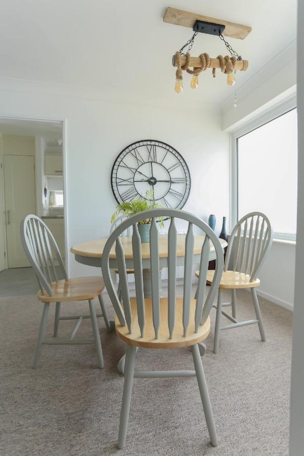 Tides - Beach Front Apartment In Bracklesham Bay Чичестер Экстерьер фото