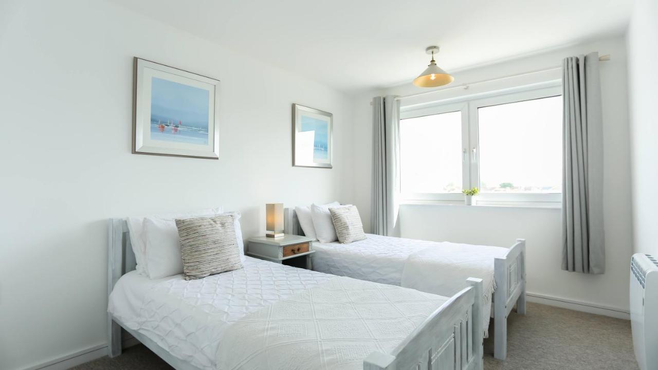 Tides - Beach Front Apartment In Bracklesham Bay Чичестер Экстерьер фото