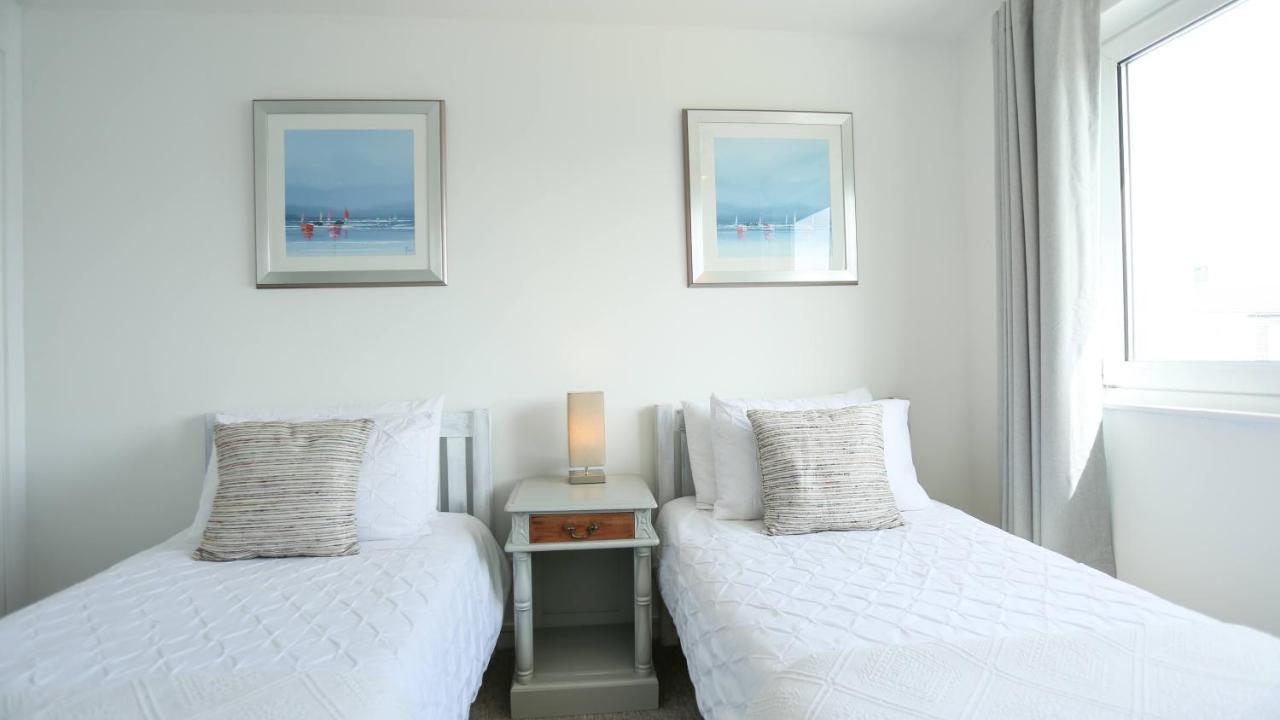 Tides - Beach Front Apartment In Bracklesham Bay Чичестер Экстерьер фото