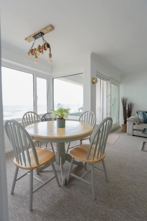 Tides - Beach Front Apartment In Bracklesham Bay Чичестер Экстерьер фото